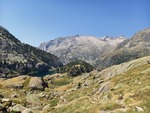 29.07.2026: Pyrenäen - Nationalpark Aigüestortes i Estany de Sant Maurici - Landschaft oberhalb der Ebene Planell de Riumalo mit dem See Estany Negre