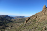 28.12.2018: Gran Canaria - Blick vom Weg von Cruz Grande zum Ventana del Nublo über den Stausee Chira zum Meer