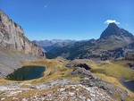 07.08.2026: Pyrenäen - Vallée d'Aspe - Blick vom Weg zwischen Col des Moines und Lac Bersau in Richtung Osten mit Lac Castérau, Pic Paradis und Lac Paradis
