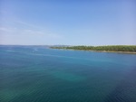 15.08.2025: Zadar und Umgebung - Blick von der Brcke zur Insel Vir ber die Insel in Richtung Nordwesten, zur Stadt Vir