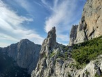 16.08.2025: Nationalpark Paklenica - Anica Kuk jenseits der Schlucht mit Felsformation diesseits
