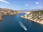 16.08.2025: Zadar und Umgebung - Blick von der Maslenicabrcke in Richtung Norden; im Hintergrund das Velebit-Gebirge