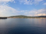 17.08.2025: Insel Ugljan - Blick von der Fhre auf die Insel Ugljan mit Mala Glava (Funkmast) und Glavine; ganz links die Insel Osljak