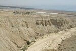 17.08.2023: Totes Meer und Umgebung - Blick ber die Hhlen von Qumran zum Toten Meer