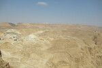 18.08.2023: Totes Meer und Umgebung - Blick von der Festung Masada in Richtung Westen; rechts der Mitte das rmische Feldlager