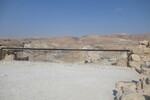18.08.2023: Totes Meer und Umgebung - von den Rmern geschlagene Bresche in der Mauer der Festung Masada