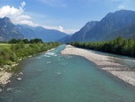 23.06.2026: Veltin, Chiavennatal und Comer See - Blick von der Brücke in San Pietro auf die Mera flussabwärts