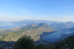 18.07.2019: Bucht von Kotor - Blick von der Strae Kotor - Cetinje auf die Buchten von Tivat und Kotor und die dazwischen liegende Halbinsel Vrmac