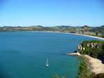 25.02.2006: Coromandel-Halbinsel - Blick vom Shakespear Point auf Shakespear Cliff und Cook Bay