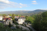 10.05.2024: Riesengebirge - Blick vom Bahnhof Oberschreiberhau zu Reiftrger (rechts) und Hohem Rad (Mitte)
