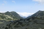 14.08.2017: Nationalpark Retezat - Blick zurck: Wolken ber dem Tal; im linken Teil der Pietrele-See