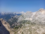 13.08.2025: Blick vom Weg nahe des Bovški Gamsovec nach Norden; unten der Spodnje Kriško Jezero (Unterer Kriz-See)