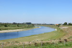 24.08.2019: Blick vom Maasradweg zwischen Obbicht und Roosteren (NL) ber den Grenzfluss Maas nach Maaseik (BE)