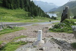 26.07.2021: Grenzstein am Sattel mit Oberem See im Hintergrund