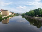 22.05.2026: Blick von der Altstadtbrücke in Görlitz flussaufwärts, links eine polnische Grenzsäule