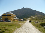 02.08.2009: Das Schlesierhaus mit der Schneekoppe im Hintergrund. Rechts des Weges sind Grenzsteine zu erkennen.
