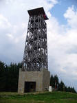 09.08.2007: Velký Lopeník (911 m, dt. Groer Lopenik); trotz der slowakischen Flagge steht der Aussichtsturm in Tschechien.