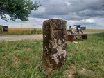 15.07.2025: franzsicher Grenzstein am Weg zwischen Scheuerwald und Silwingen