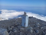 11.08.2025: Grenzstein auf dem Gipfel des Mangart, slowenische Seite