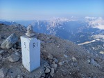 11.08.2025: Grenzstein auf dem Gipfel des Mangart, italienische Seite