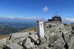 14.05.2018: Grenzstein auf dem Kasprowy Wierch mit Wetterstation im Hintergrund