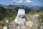 20.07.2019: Grenzstein an der Talijanka im Prokletije; kyrillisch СФРЈ = lateinisch SFRJ fr Sozialistische Fderative Republik Jugoslawien