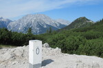 27.07.2021: Grenzstein zwischen Carl-von-Stahl-Hauses und Schneibstein; Watzmann und Jenner im Hintergrund