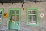 15.04.2022: Bahnhof Bayerisch Eisenstein / Železná Ruda-Alžbětín mit Grenzmarkierung auf der Trschwelle