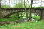21.05.2010: Brcke der ehemaligen Bahnline Olbernhau-Grnthal – Deutschneudorf ber den Grenzfluss Flha bei Olbernhau;  an jedem Ufer ein Grenzstein; rechts: DE, links: CZ