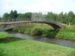 11.08.2007: Himmelsbrcke ber die Lausitzer Neie in Zittau mit polnischem Grenzpfahl